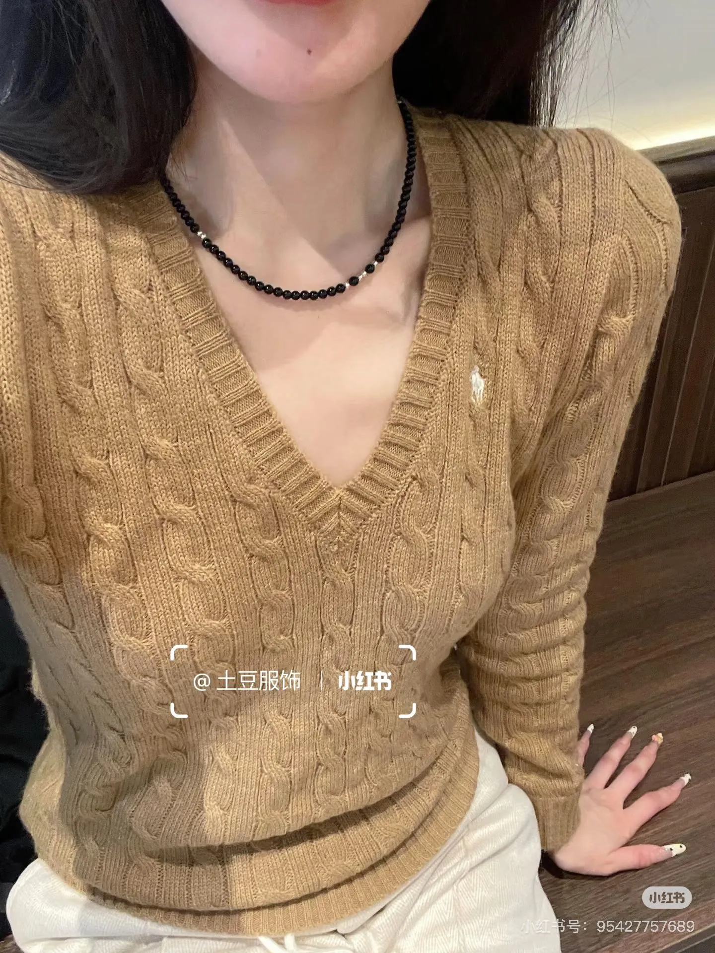 🅿️220 Style number: L04 (khaki) Ralph Lauren RL classic war horse logo embroidered cable pattern twist button V-neck knitted sweater on the chest, same style for men and women, 9 colors Color: beige, navy, black, chick yellow, sky blue, khaki, red, gray, purple Size: XSSML M Shoulder Width 36 Clothes Length 58 Bust 44 L Shoulder Width 37 Clothes Length 60 Bust 46 Soft and glutinous🧶🫶The style is a very classic cable sweater American retro college style Perfect hand comfort. It is a must-have item for spring, autumn and winter wardrobes. It looks great when worn alone or layered as an inner wear. High-density LOGO embroidery on the chest, and original customization of tag accessories. Made of pure cotton yarn 🧶 blended with wool, pure cotton is skin-friendly and comfortable, small label war horse embroidered twist turtleneck sweater 🐎 high quality. Follow the blogger to learn how to wear it! Let’s get a Ralph Lauren cable sweater. It’s a super hard-to-find series after it became popular. It’s hard to find one on the official website. It’s simple and practical to wear, with a lazy and loose feel. The thickened fabric has a more texture, soft and delicate feel, and a loose fit. Whether worn alone or layered, you can wear different styles of fashion with just one piece. ⚠️Contains wool products🦙 Pay attention to the washing method to avoid shrinkage